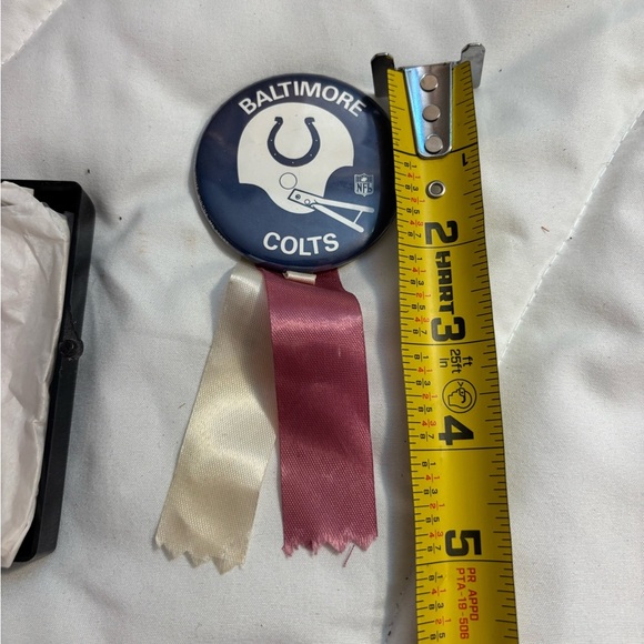Original Vintage BaltimoreColts NFL Football PinbackButton, Ribbons - Picture 3 of 4